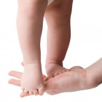 los pies del niño pequeño, fisioinfancia